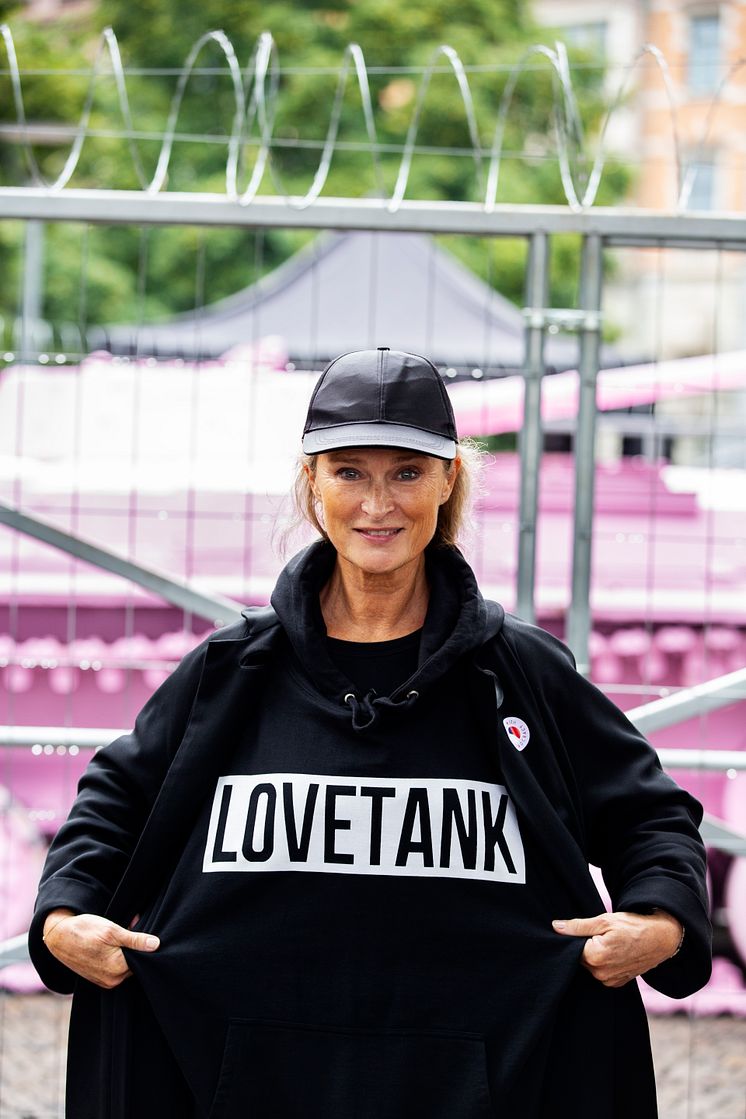 Lena Endre vid invigningen av Pink Tank