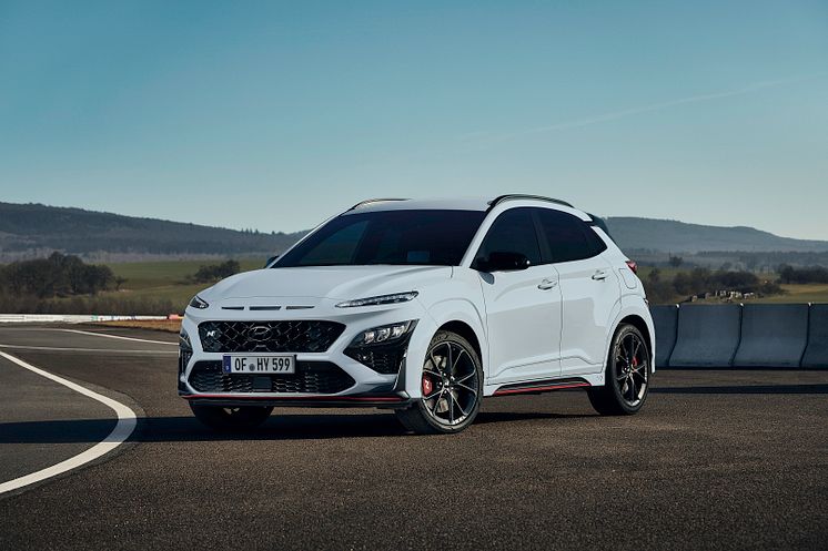 hyundai-kona-n-test-drive-sonic-blue-driving-15