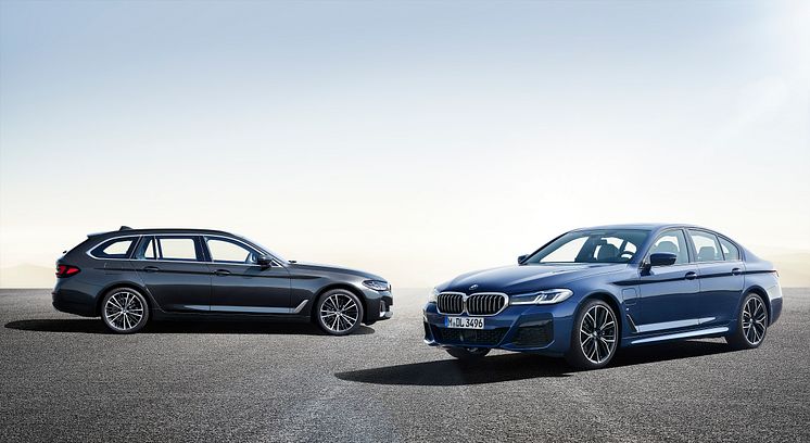 BMW 530e xDrive Sedan, Phytonic blue metallic, M Sport -paketti, ja BMW 530i Touring, Sophisto grey metallic