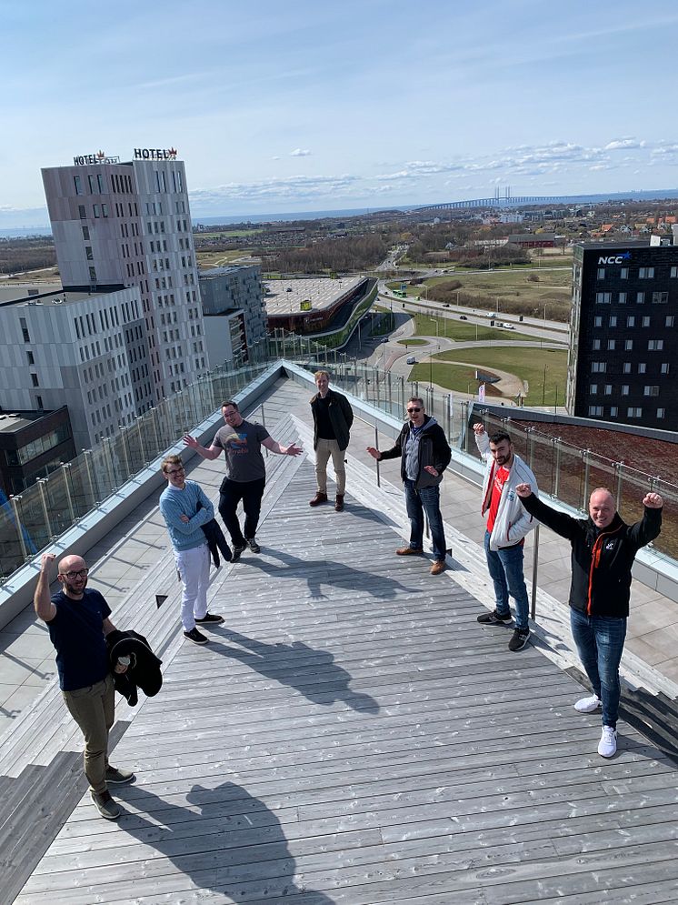 Team Barkfors njuter av sin fantastiska utsikt från The Edge takterrass.