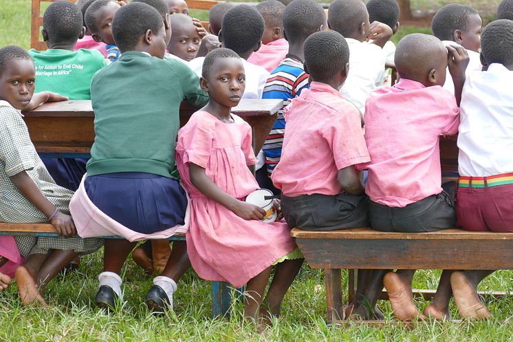 Många barn på Nankandula-skolan går med tomma magar hela dagen och då är det inte lätt att lära sig något. Därför går årets insamling till att skolan själv ska kunna börja odla mat på den egna marken med hjälp av lokala bönder. 