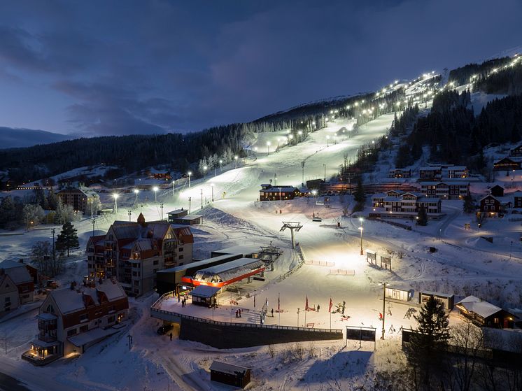 Vy kvällsbeslysning Åre inför skidtestarhelgen 2023