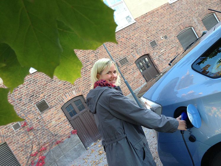 Studenten Johanna Johansson laddar sin bil med el.