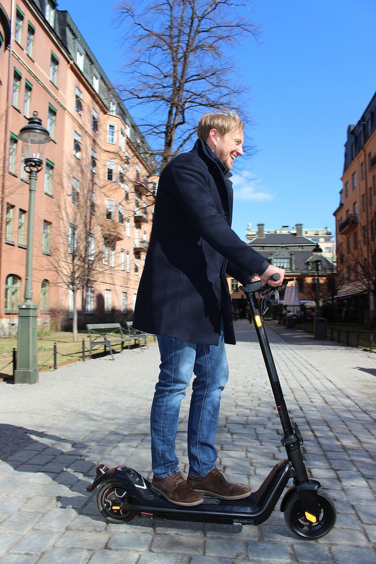 Mikael på elsparkcykel