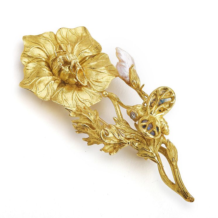 Arje Griegst- Opal-, perle og diamantbroche i form af blomst af 20 kt. guld prydet med cabochonslebet opal, flodperle og brillantslebne diamanter