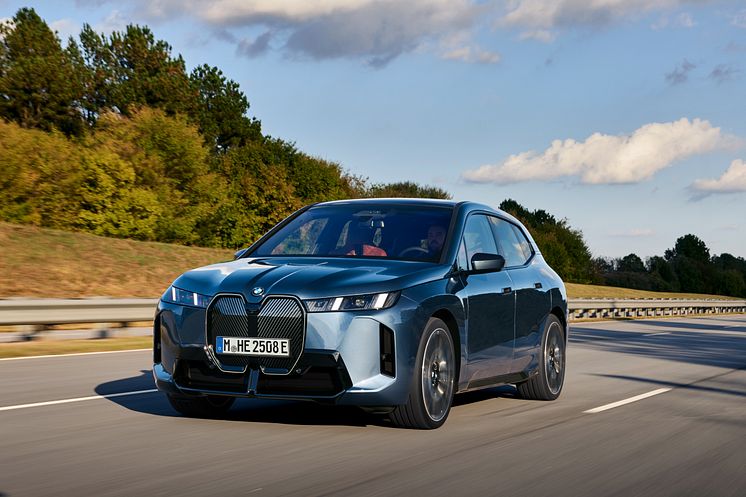 BMW iX xDrive60 i farven Arctic Race Blue