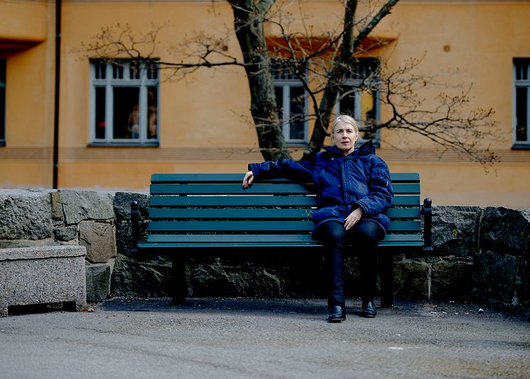 Minneskonst/Art of Memory: Cecilia Edefalk i Tegnérlunden, på bänken där hon först träffade August Strindberg.