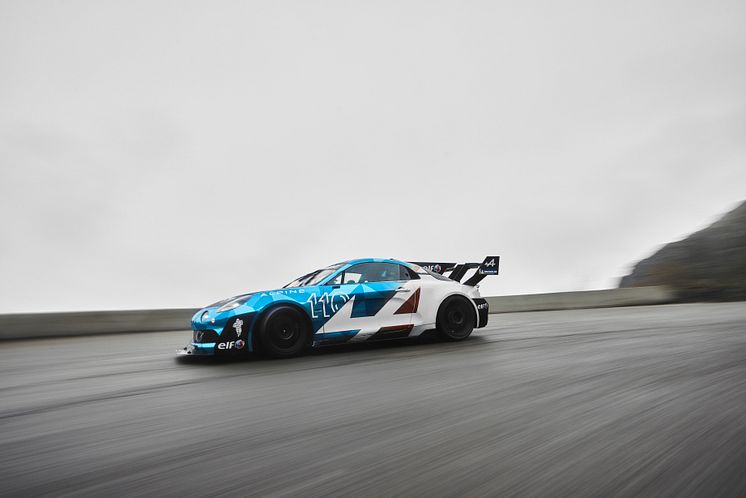 Alpine_A110_Pikes_Peak_heading_for_the_summits (1)