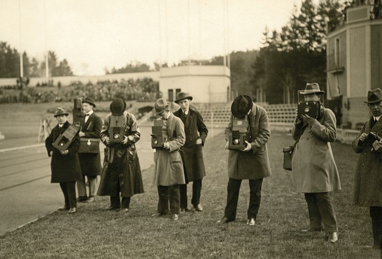 Pressfotografer vid ett idrottsevenemang på Slottsskogsvallen. 