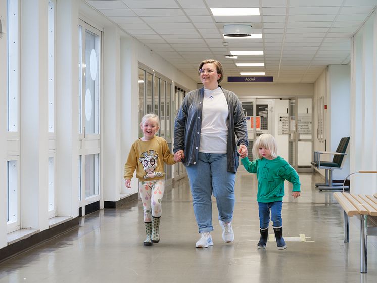 Familj i korridor på Skellefteå lasarett