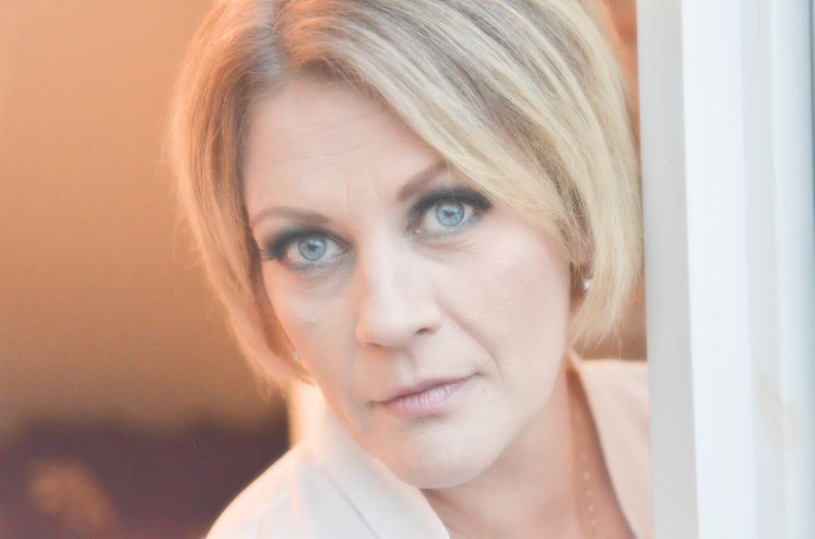 Åsa Bonelli debuterar med gränsöverskridande relationsroman — "Stanna innan du går"
