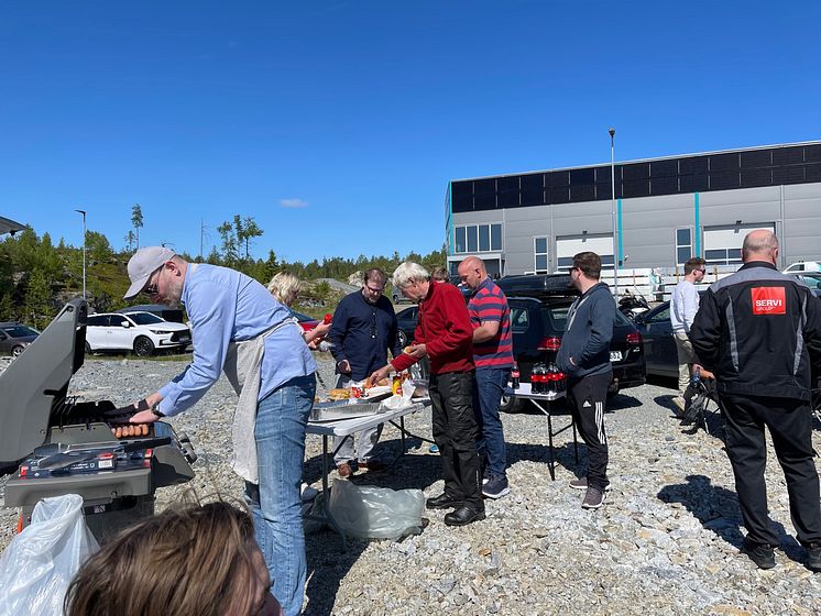 Produksjonssjef Remi med full kontroll på grillen