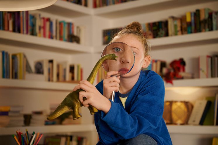 Bilanz 2022_Kind mit Brachiosaurus_ (c) Schleich