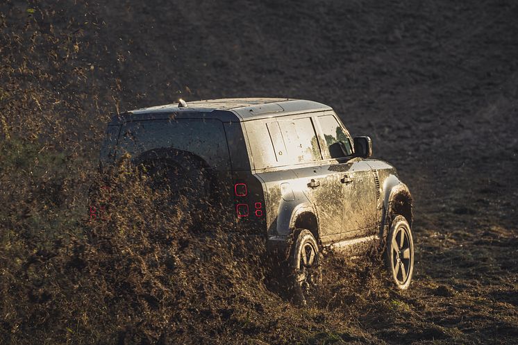 Behind the scenes image of the New Land Rover Defender featured in No Time To Die _03