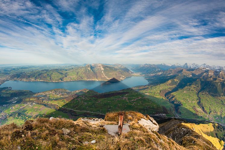 Panoramasicht vom Berghaus Niesen Kulm mit Pyramide 