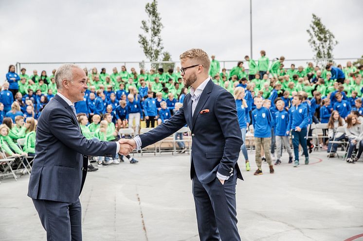 Kunnskapsminister Jan Tore Sanner ønsker at elevene ved WANG Ung skal få oppleve å få både medaljer og klemmer. Til høyre rektor Thomas O. Fjeldstad.
