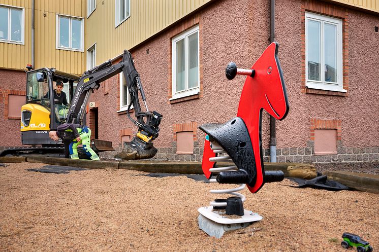Volvo ECR25 Electric i arbete på innergård