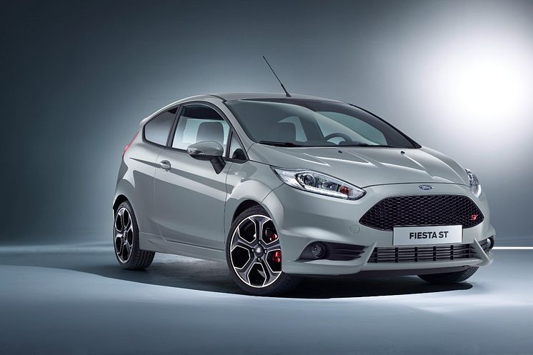 Genfben a Ford bemutatja az új, 200 lóerős Fiesta ST200 modellt; az új Kuga mellett a Ford GT közúti- és versenyváltozata is látható