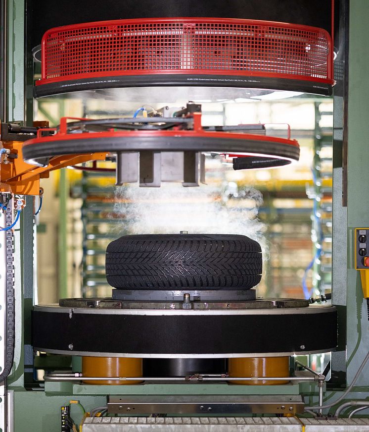 Nokian+Tyres+Romania+factory+1st+tire+01.jpg