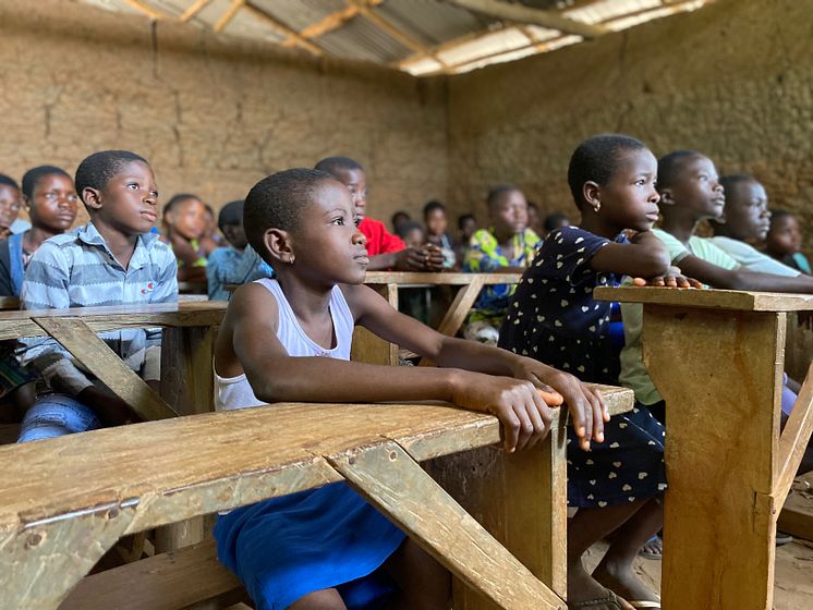 BILD. Barn i Togo behöver inte längre jobba i stenbrott och har getts möjlighet att gå i skolan istället. Foto Johanna Litsgård Lebourne PMU.png