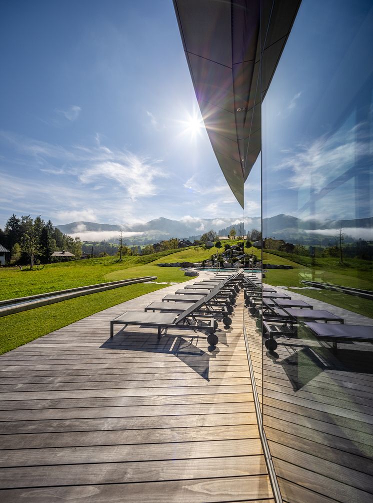 Wellness Terrasse mit Holz: „ATMOSPHERE by Krallerhof