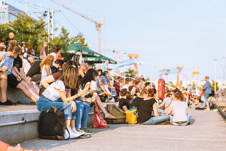 Gespanntes Publikum beim Kieler Bootshafensommer