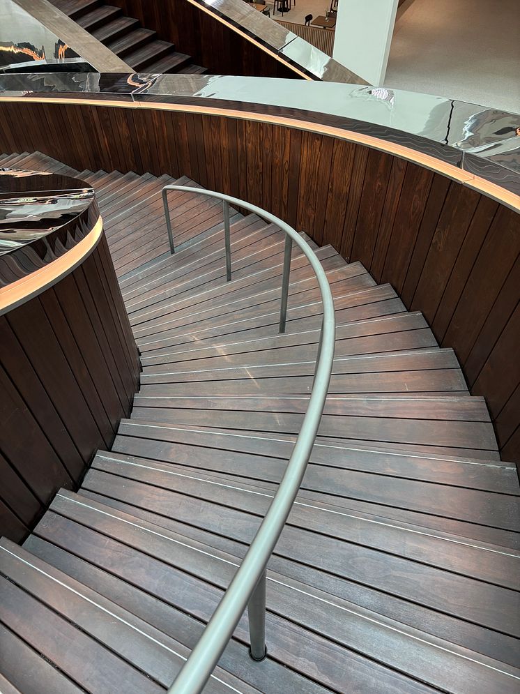 Kebony-Holztreppe im FENIX Museum: Nachhaltige Architektur, doppelte Helix, Design von MAD Architects in Rotterdam