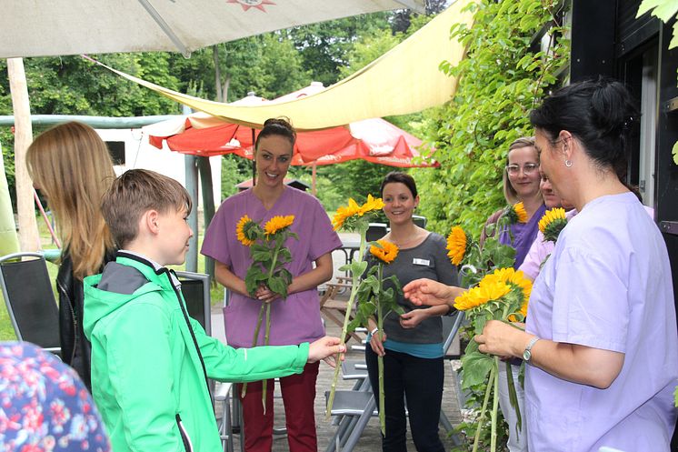 Oberschule Liebertwolkwitz ist „GenialSozial“: Sonnenblumen und Spenden für Bärenherz
