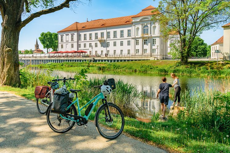 Radfahrer_Schloss_Oranienburg_C_Markus_Tiemann_Tourismusverband Mecklenburg-Vorpommern