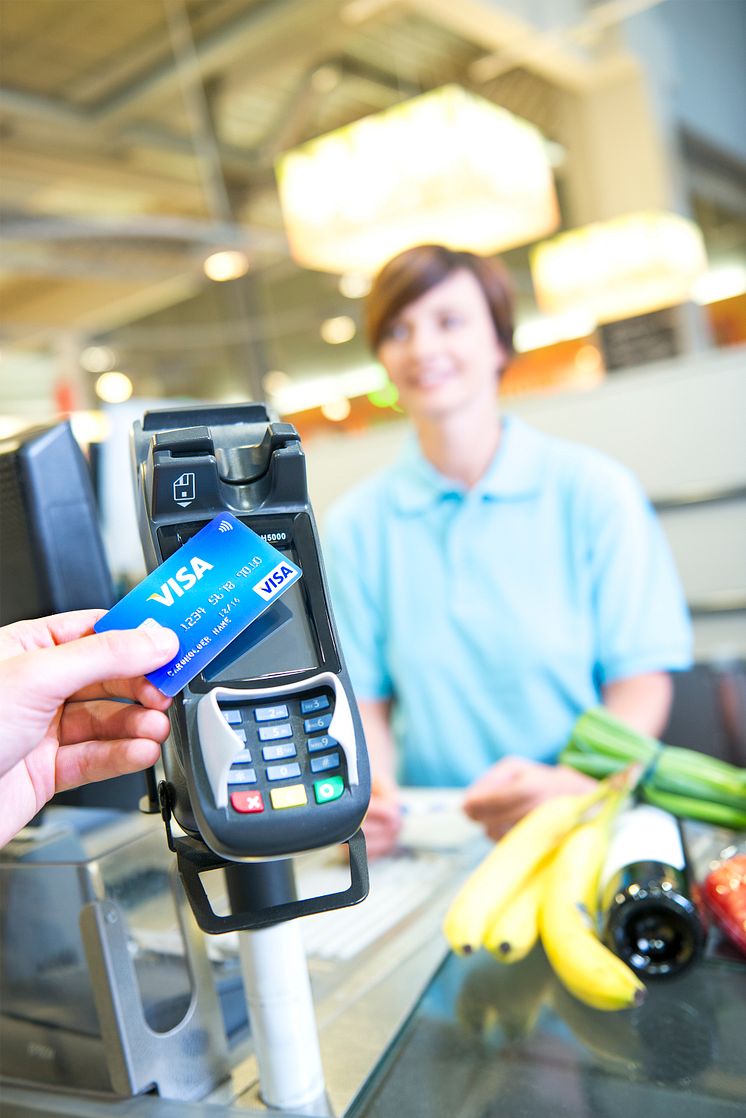 Kontaktloses Bezahlen mit Visa im Supermarkt
