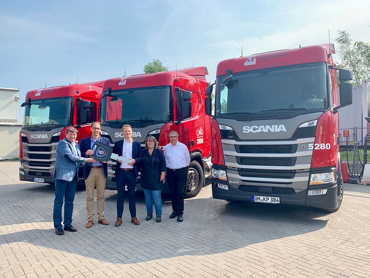 Auslieferung der ersten Scania LNG-Lkw an KP Logistik