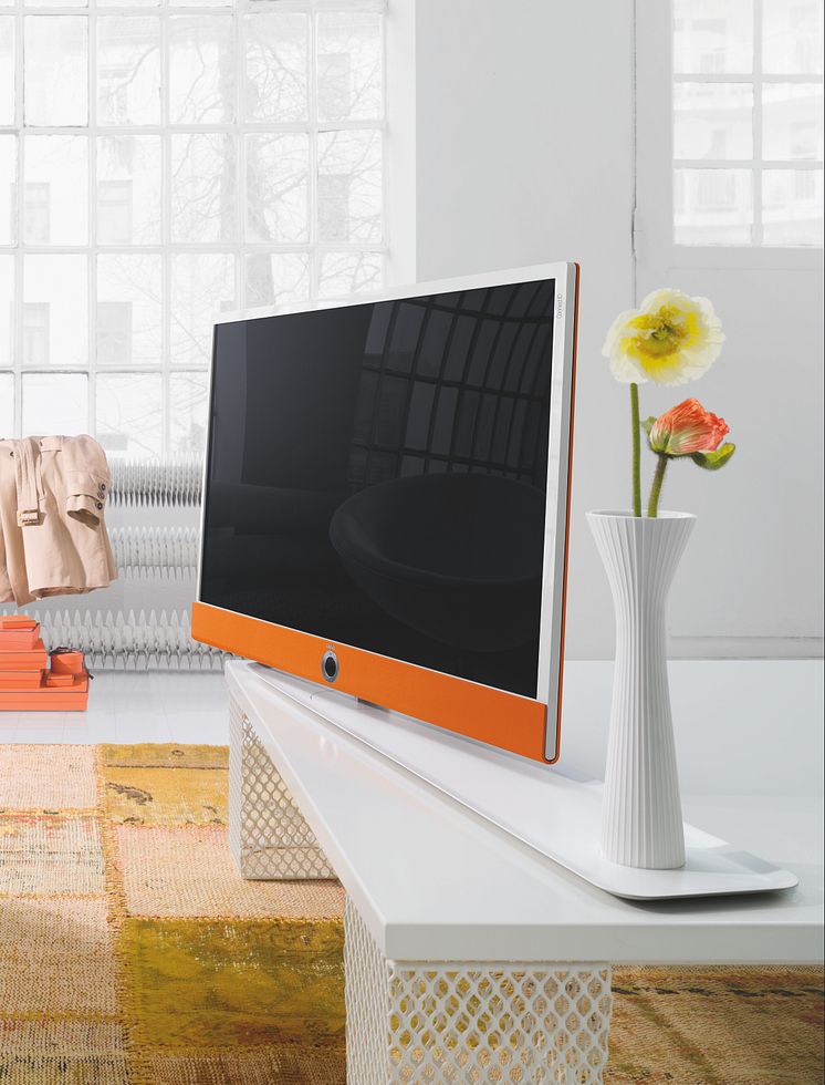 Design-tv: Loewe Connect ID med Orange kabinet og Hvid øjglans ramme. 