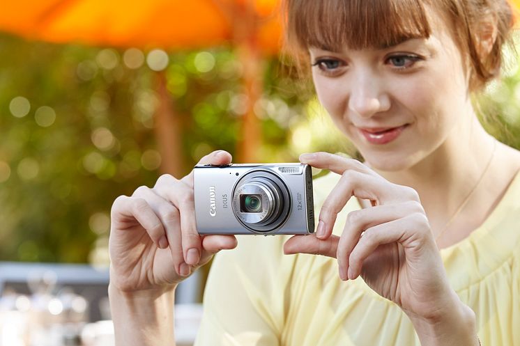 IXUS 275 HS Lifestyle Silver Crop