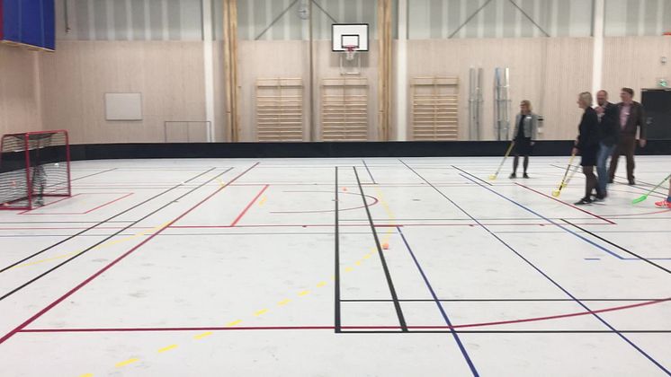 Bollen i mål när nya idrottshallen i Uppsala invigdes