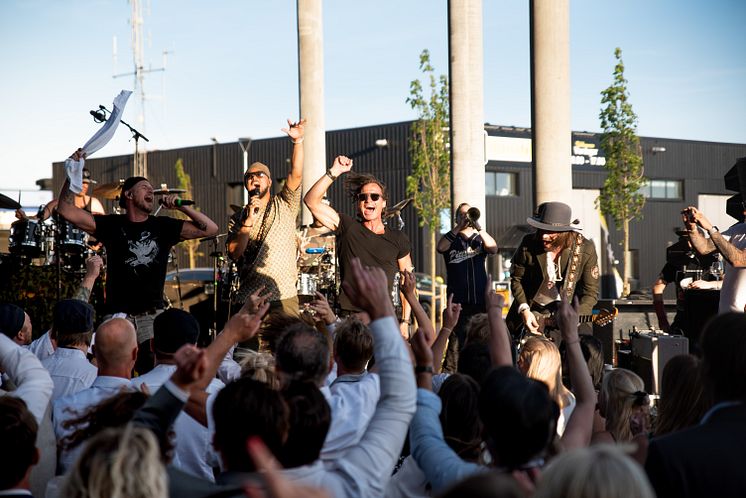 Petter Stordalen och Hoffmaestro på scen.