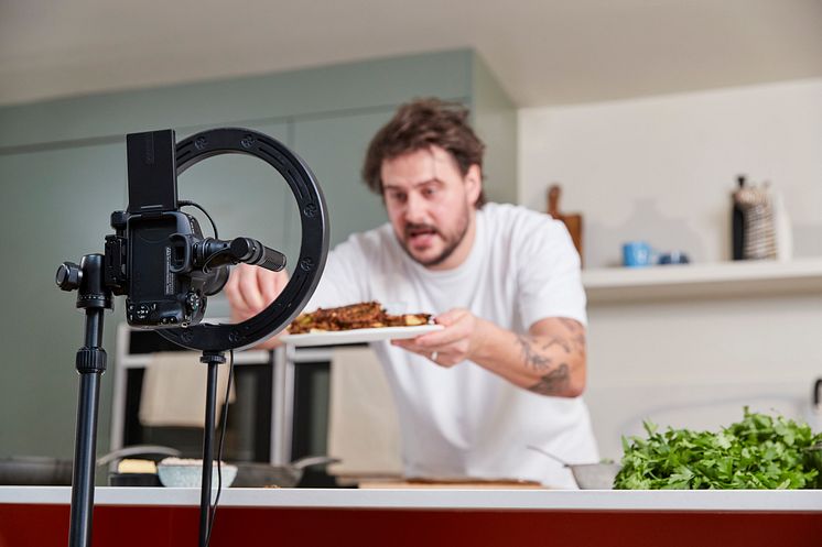 EOS R50_lifestyle-selfie-shooting-food-set-up