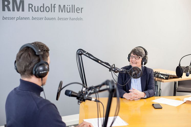 Markus Langenbach und Angela Trinkert diskutieren mit Expert:innen aus Industrie, Handel, Handwerk und Planung über Themen, die die Branche bewegen. 