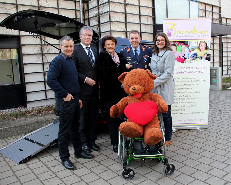 Spende an Bärenherz:  Aktion Kinderträume übergibt rollstuhlgerechten VW Caddy 
