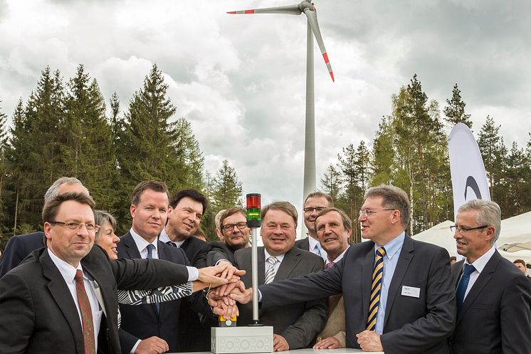 Foto: Los geht’s: Bei der feierlichen Eröffnung am Montag haben Investoren, Landwirtschaftsminister Helmut Brunner und Ehrengäste den symbolischen Startknopf für den Windpark Tannberg-Lindenhardt südlich von Bayreuth gedrückt.