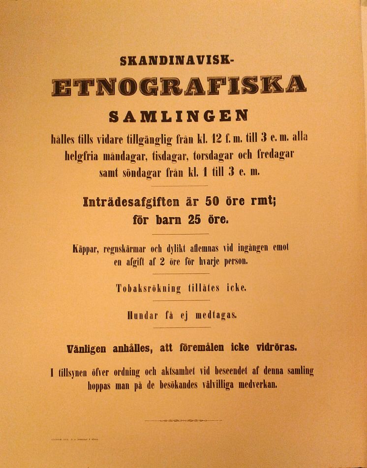 En av museets första affischer, tryckår 1873. Museet, som öppnades 24 oktober 1873, hette fram till 1880 Skandinavisk-etnografiska samlingen. Ur Nordiska museets arkiv.