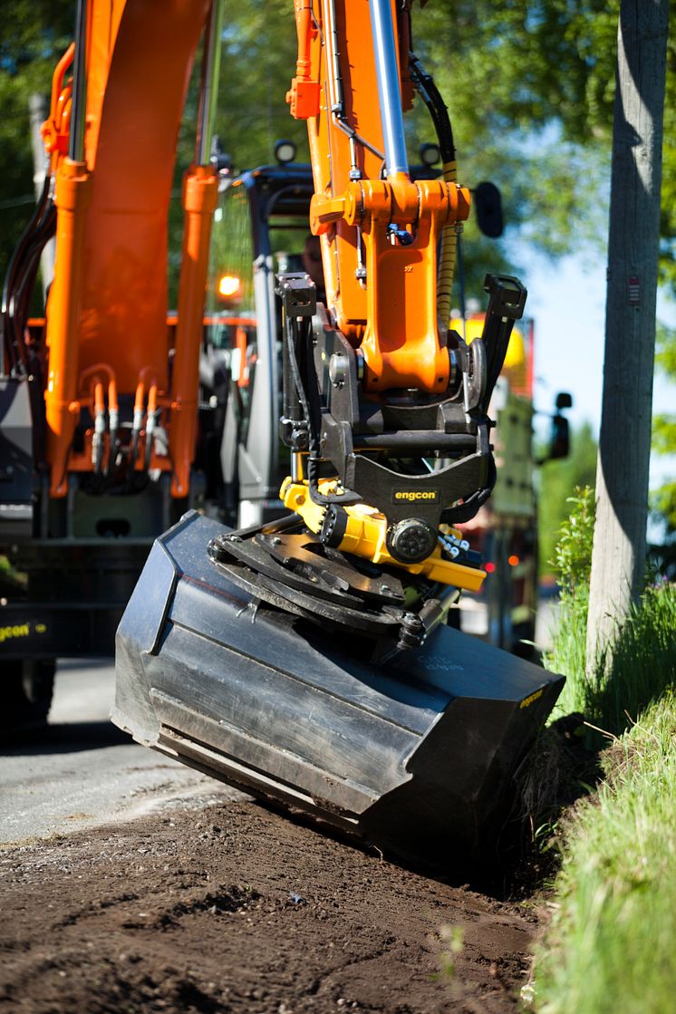 engcon - EC226 tiltrotator on Hitachi Excavator