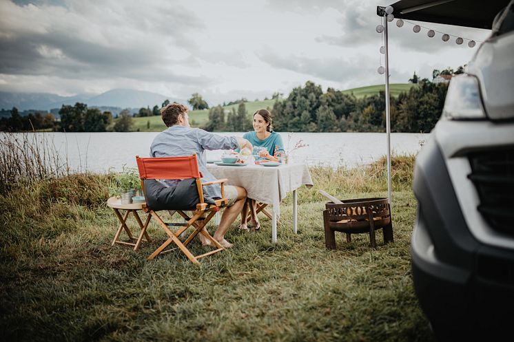 Nesselwang_Paar_beim_Campingfrühstück_am_Schwaltenweiher_im_Allgäu,