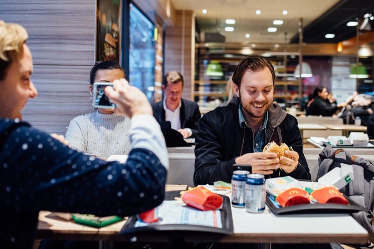 Gustav Johansson, djävligt gott, provar på McVegan