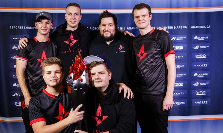 Astralis - Nicolai DEV1CE Reedtz, Markus KJAERBYE Kjærbye, Lukas GLA1VE Rossander, Peter DUPREEH Rasmussen, Danny Sørensen (coach), Andreas XYP9X Højsleth (foto by HLTV.org)