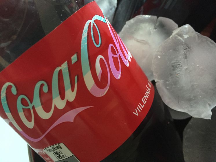 Coca-Colan logo saa pastellisen sinipunaisen värin kylmässä
