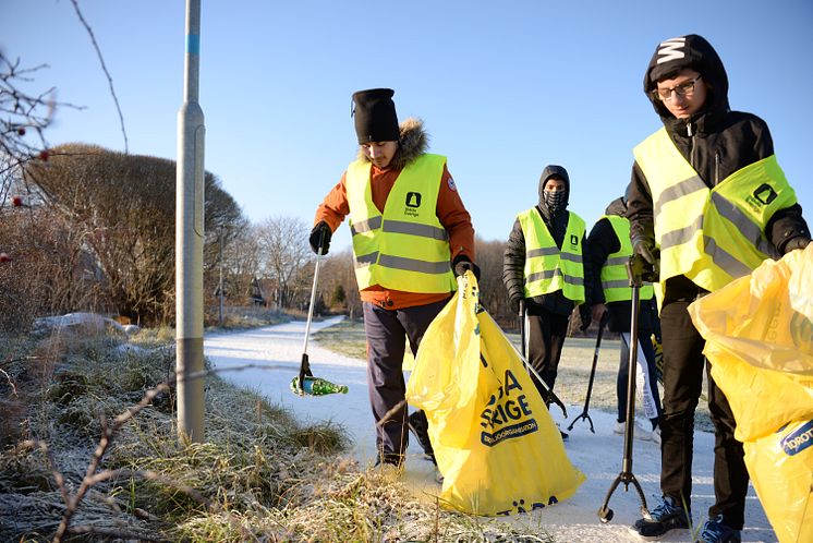 30årsstädning Alby Cricketklubb plockar glasflaska