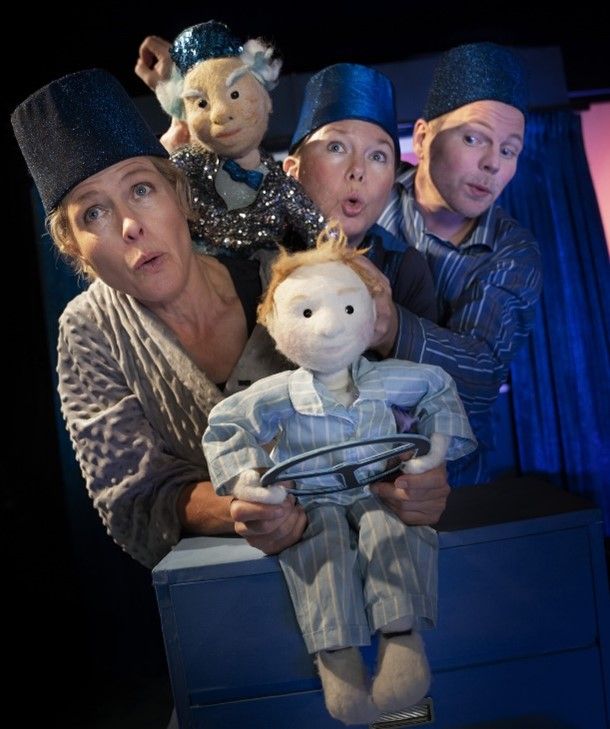 sofia-segrell-och-sara-bexell-i-teater-tittut.-foto-markus-garder.jpg