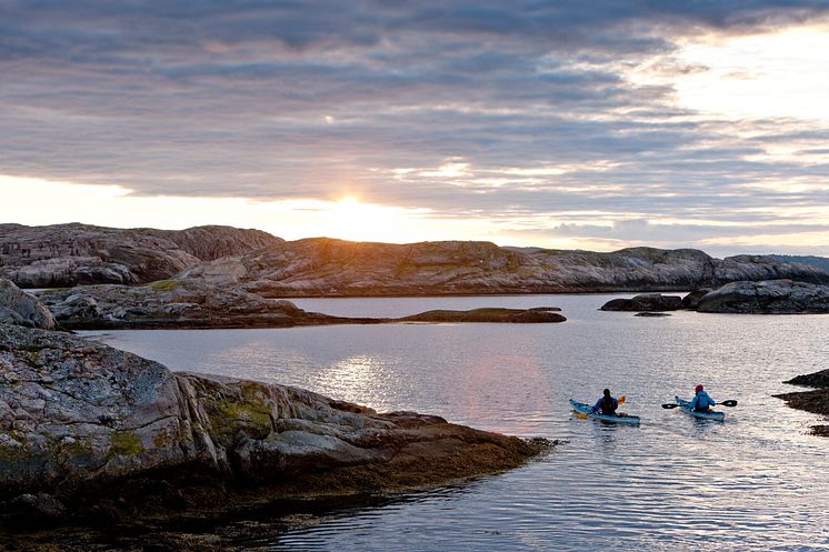 Padling Two persons kayaking at dawn -Foto Henrik T_Westsweden.com 