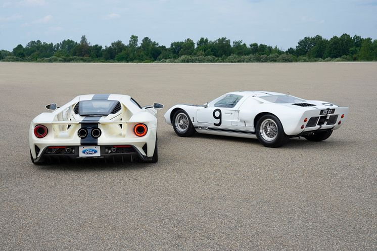 2022 Ford GT ’64 Heritage Edition and 1964 Ford GT prototype_03