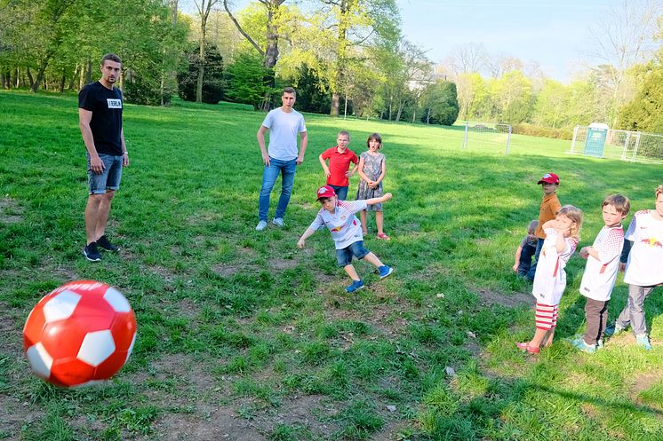 RB-Fußballer kicken im Kinderhospiz Bärenherz mit kleinen Fans um die Wette 